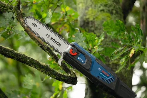 Imagen en primer plano de la motosierra de pértiga Bosch GKE18V-25TP de 18 V y 10" utilizada para cortar ramas pequeñas de árbol.