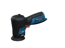 La pulidora automotriz inalámbrica Bosch GPX12V-77 de 12 V en una vista dinámica del producto sobre un fondo blanco.