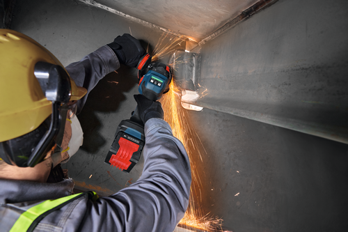 Un trabajador amolando un metal con la amoladora angular sin escobillas Bosch EXWS18V-15S de 18 V y 6" con interruptor de paleta sin bloqueo.