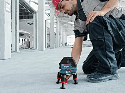 Bosch Láser de Tres Líneas con Haz de Diseño GLL3-50 en Marcado en el Suelo.
