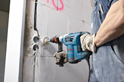Boschhammer RH432VCQ taladrando un agujero en una pared.