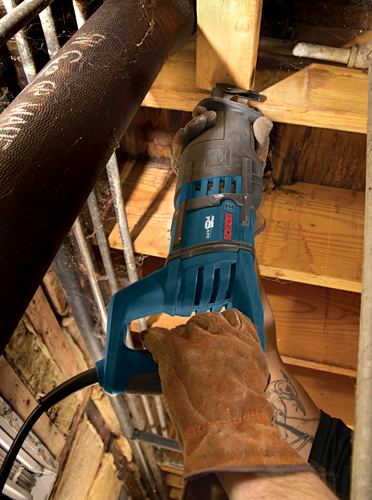 Sierra sable Bosch RS428 siendo utilizada para cortar madera, sostenida por una persona que lleva guantes de trabajo.