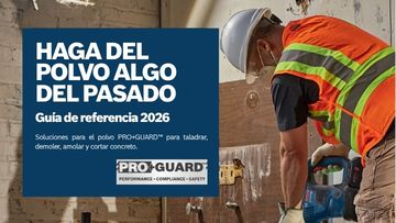 Un trabajador de la construcción con un chaleco naranja y un casco utiliza una herramienta en una pared, con una pancarta de seguridad azul detrás.
